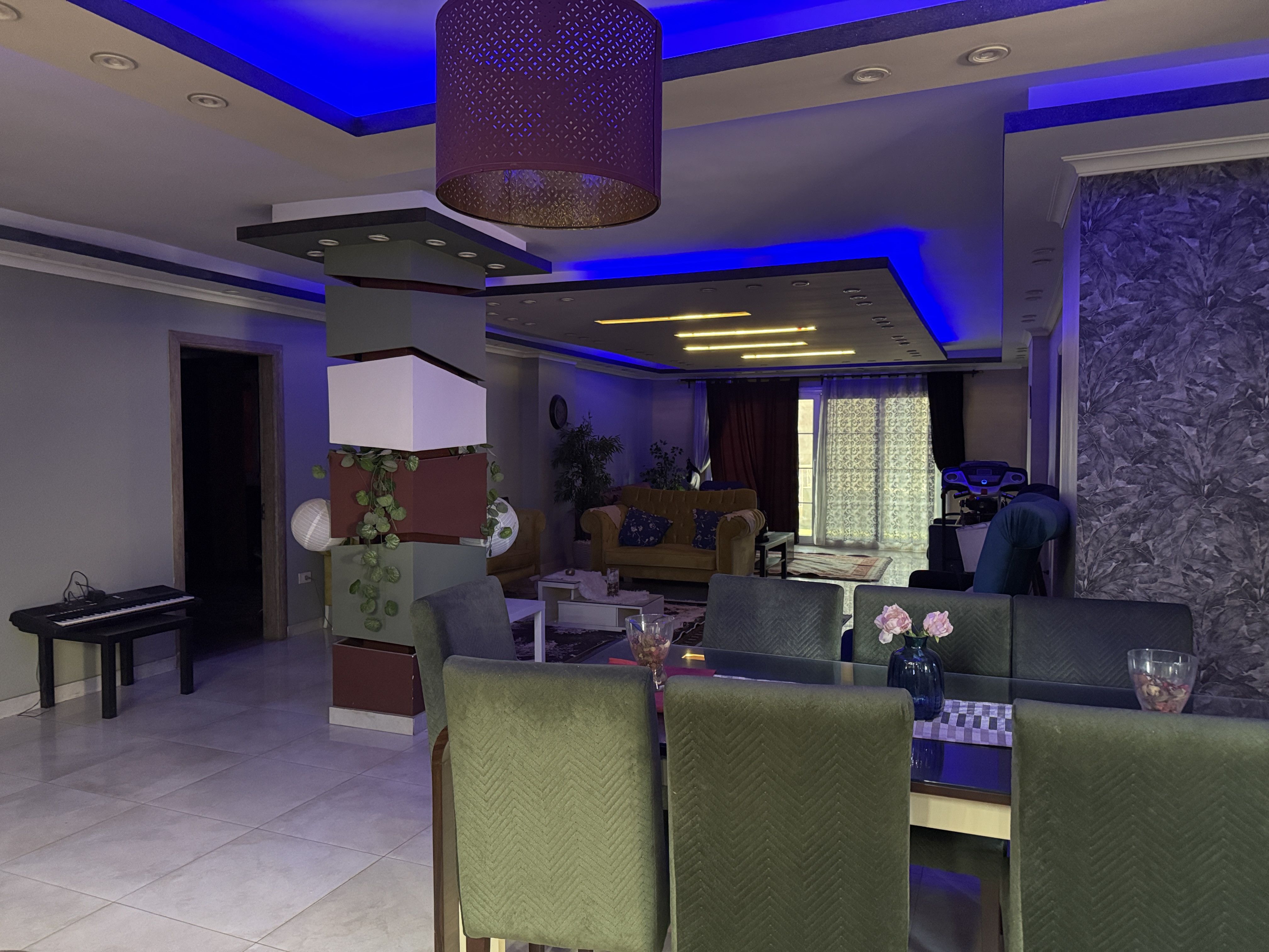 Spacious Living Room with Open American Kitchen – Ideal Filming Location