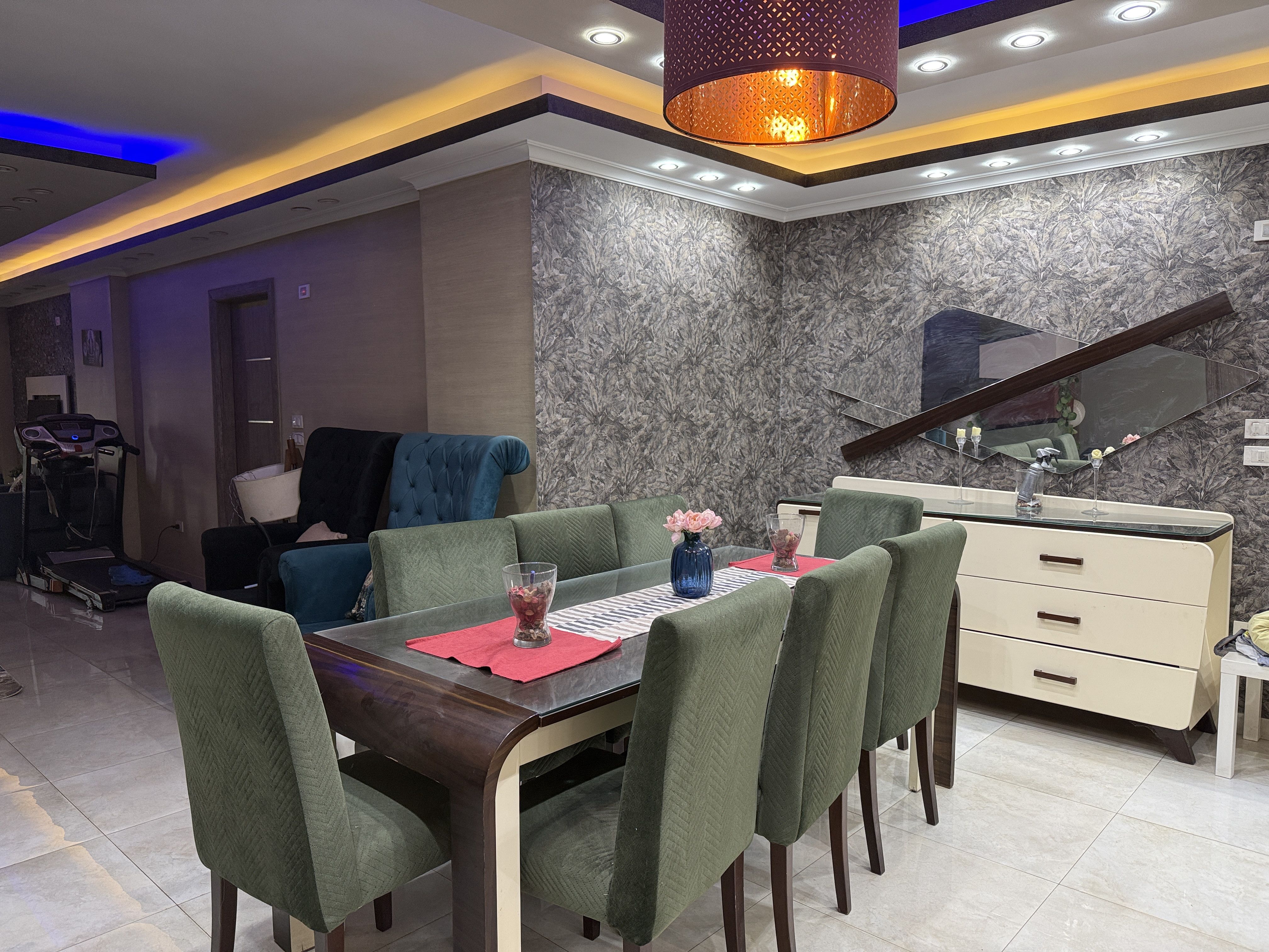 Spacious Living Room with Open American Kitchen – Ideal Filming Location