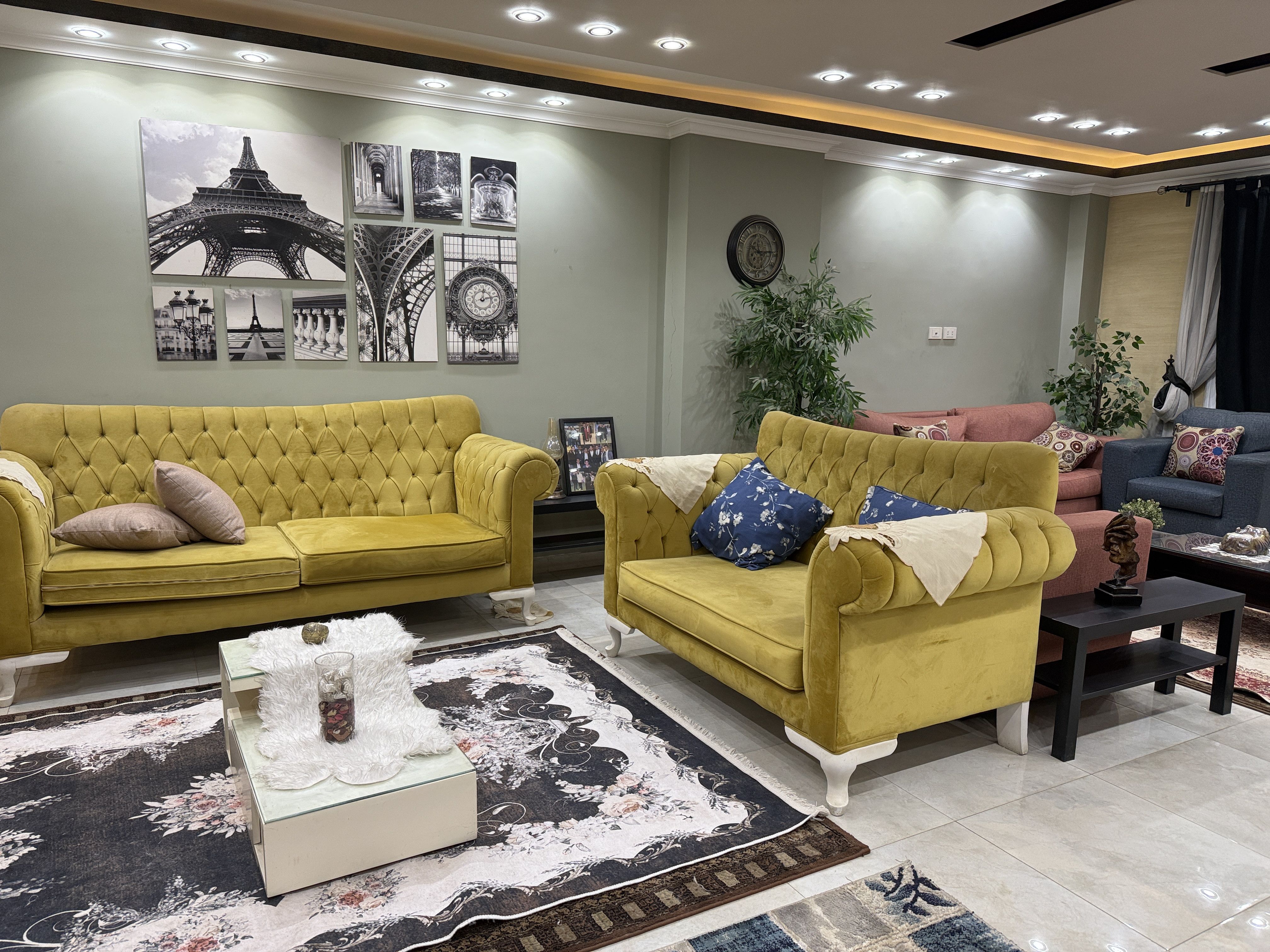 Spacious Living Room with Open American Kitchen – Ideal Filming Location