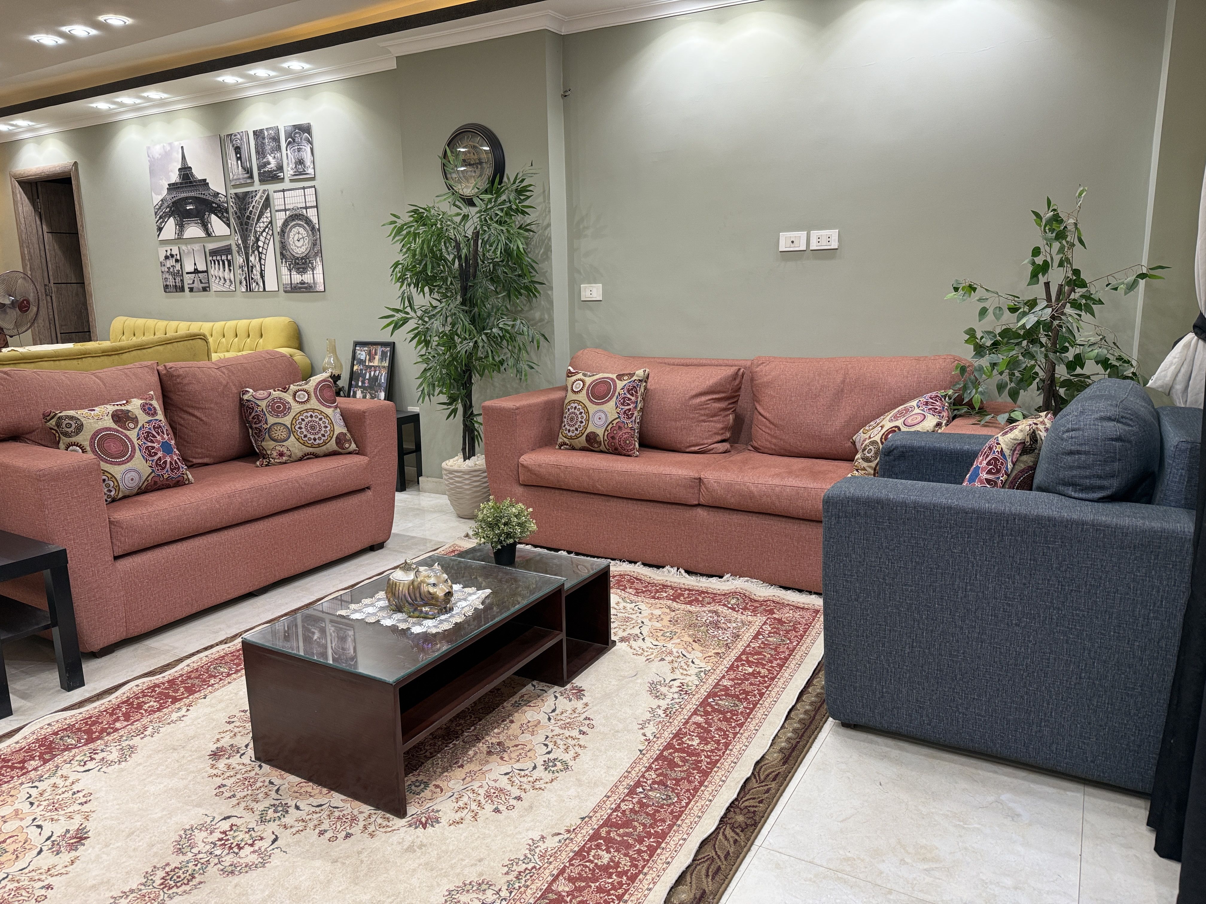 Spacious Living Room with Open American Kitchen – Ideal Filming Location