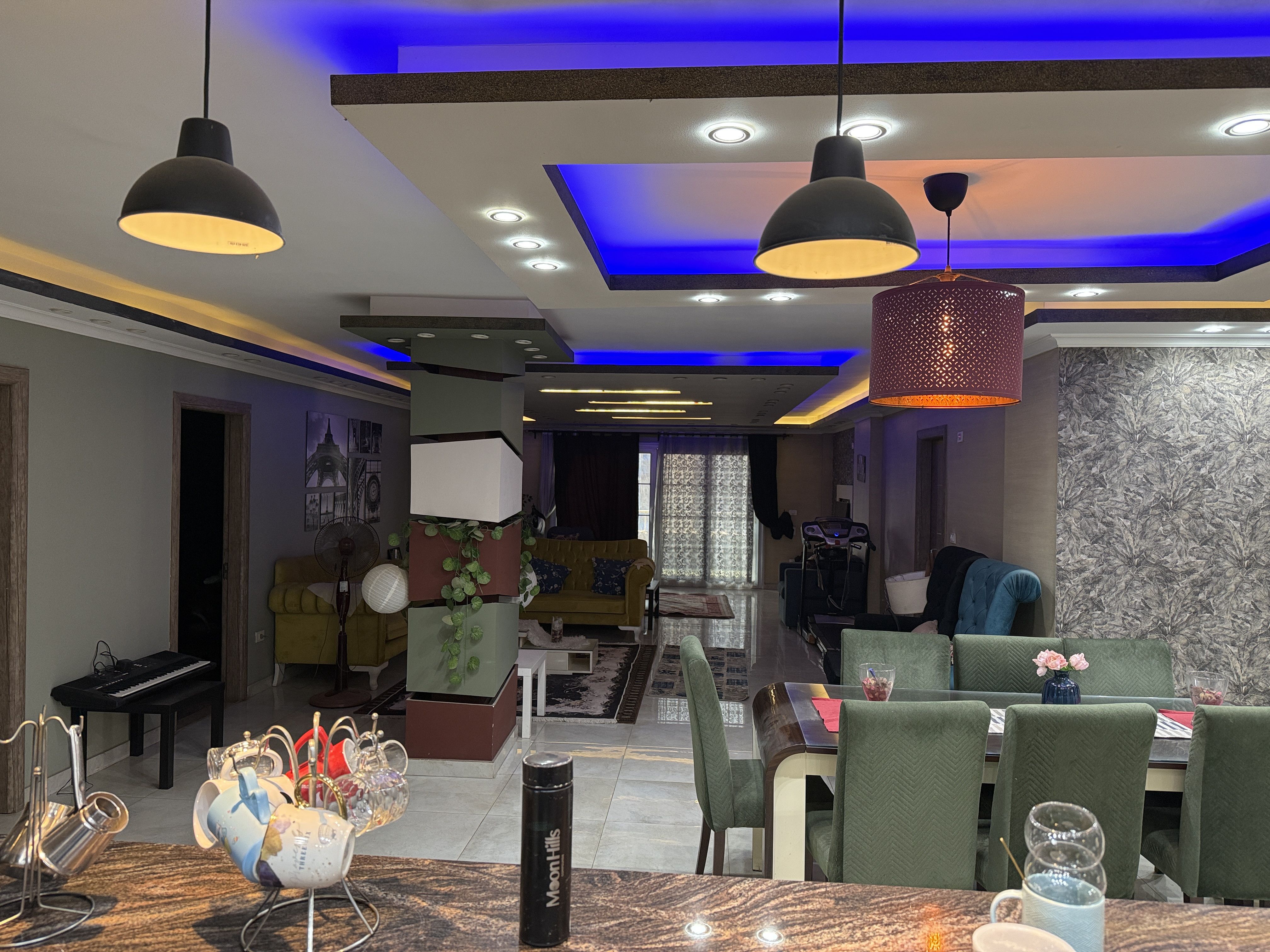 Spacious Living Room with Open American Kitchen – Ideal Filming Location