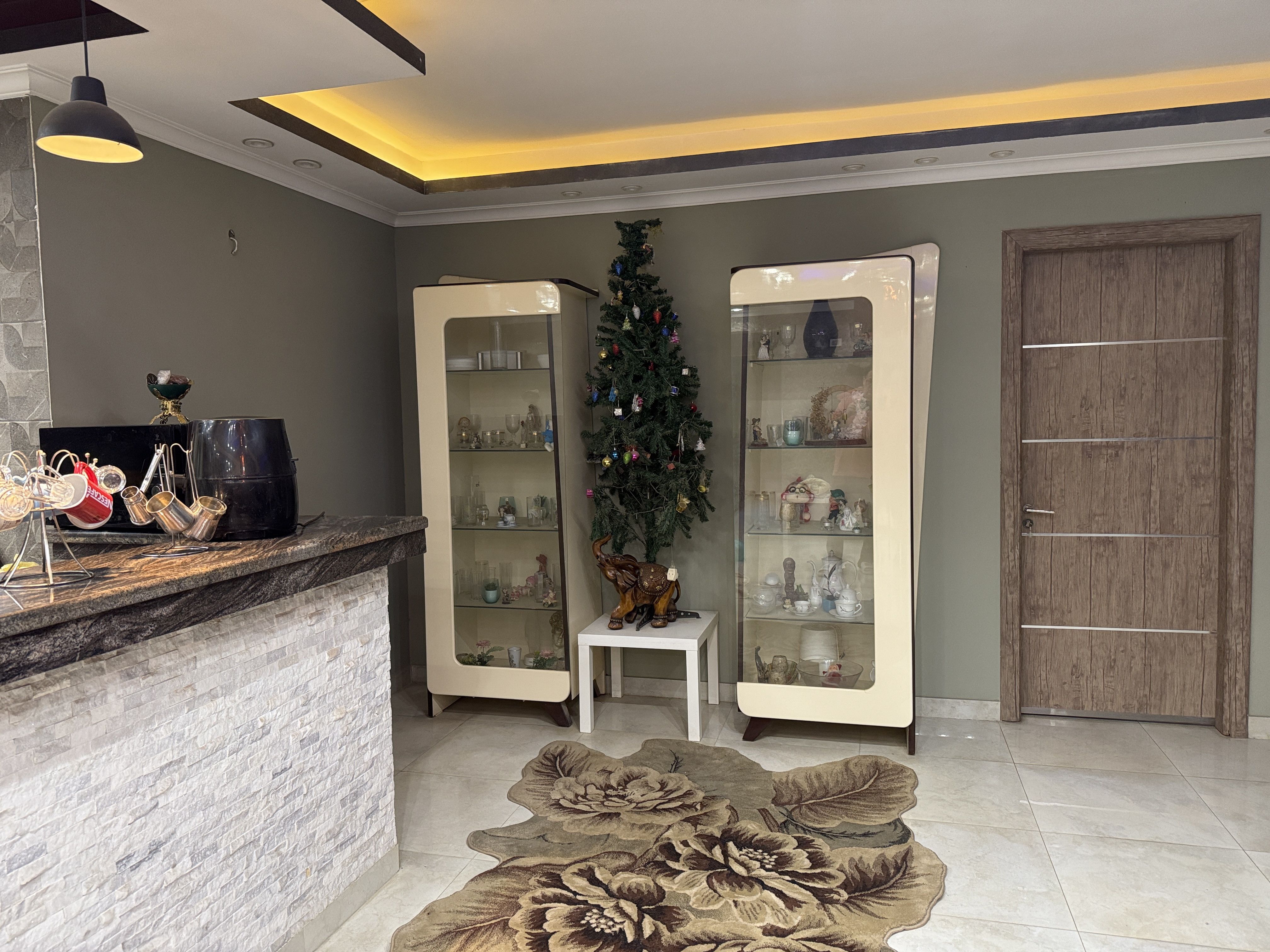 Spacious Living Room with Open American Kitchen – Ideal Filming Location