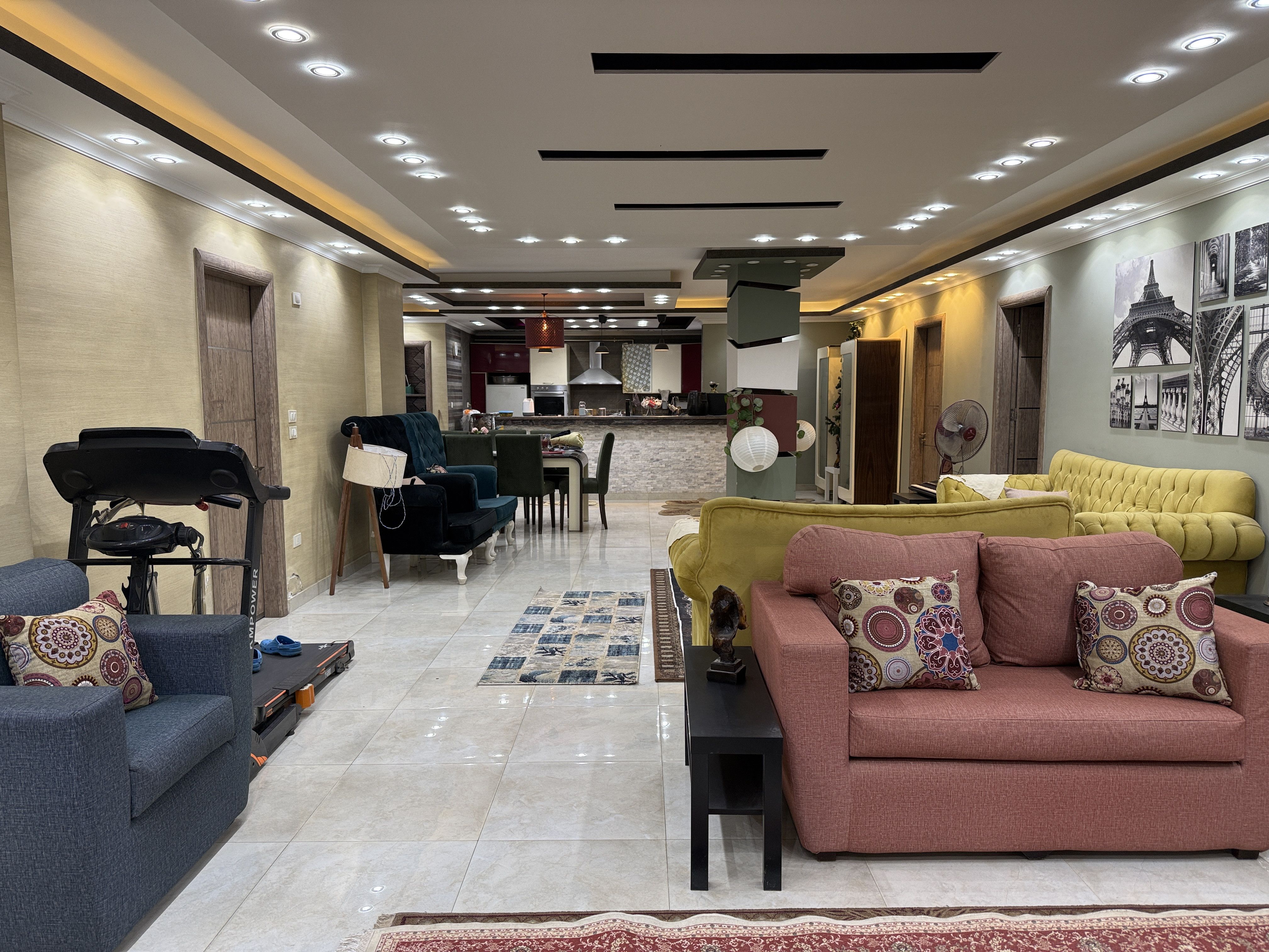 Spacious Living Room with Open American Kitchen – Ideal Filming Location